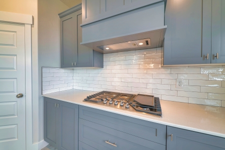 Kitchen Backsplash Ideas for Kirkland Homes: Tile, Slab, and Full-Height Designs