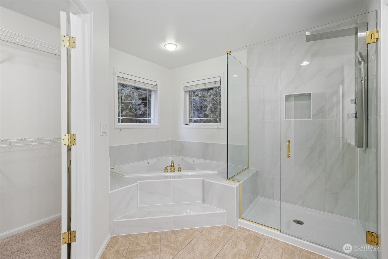 Woodinville Luxury Bathroom Remodel: KG Construction Delivers Stunning Calacatta Bianco Design!